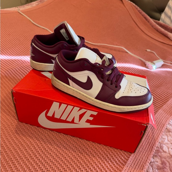 Nike Women's Sneakers in White and Burgundy - Picture 5 of 8